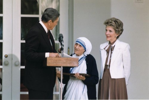 President_Reagan_presents_Mother_Teresa_with_the_Medal_of_Freedom_1985.jpg