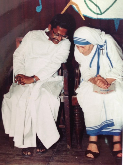Koushik27 [<a href="https://creativecommons.org/licenses/by-sa/4.0">CC BY-SA 4.0</a>], <a href="https://commons.wikimedia.org/wiki/File:Father_Felix_Raj_with_Blessed_Mother_Teresa.jpg"  target="_blank">via Wikimedia Commons</a>