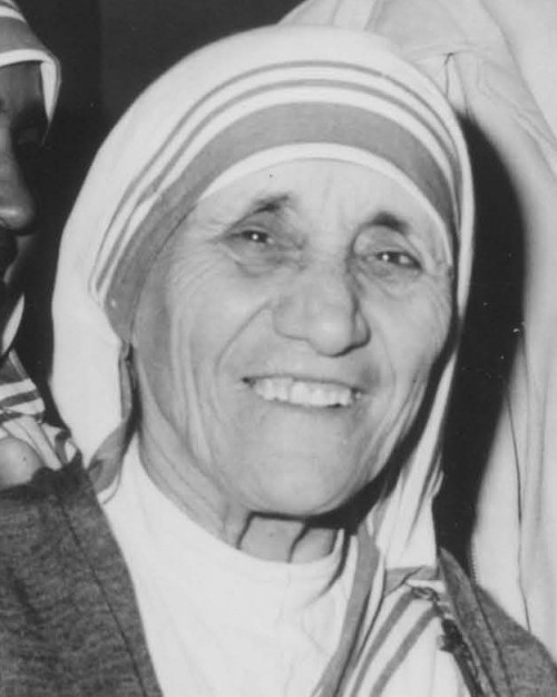 Noble36 [CC0], <a href="https://commons.wikimedia.org/wiki/File:Kay_Kelly_of_Liverpool_%26_Mother_Teresa_in_1980_(cropped).jpg"  target="_blank">via Wikimedia Commons</a>