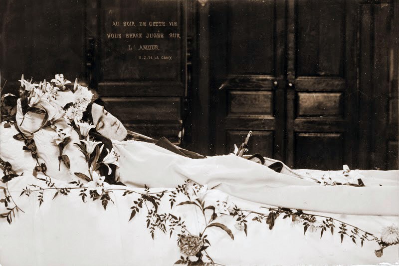 Mortuary photograph of Saint Teresa of Lisieux - unknown Author

<a href="https://commons.wikimedia.org/wiki/File:Fotograf%C3%ADa_mortuoria_de_Santa_Teresa_de_Lisieux.jpg" title="via Wikimedia Commons" target="_blank">Unknown author</a> / Public domain